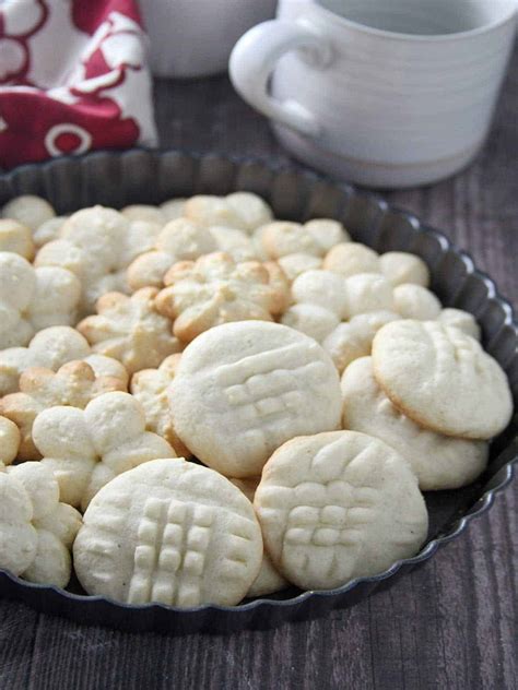 Uraro (Filipino Arrowroot Cookies) .